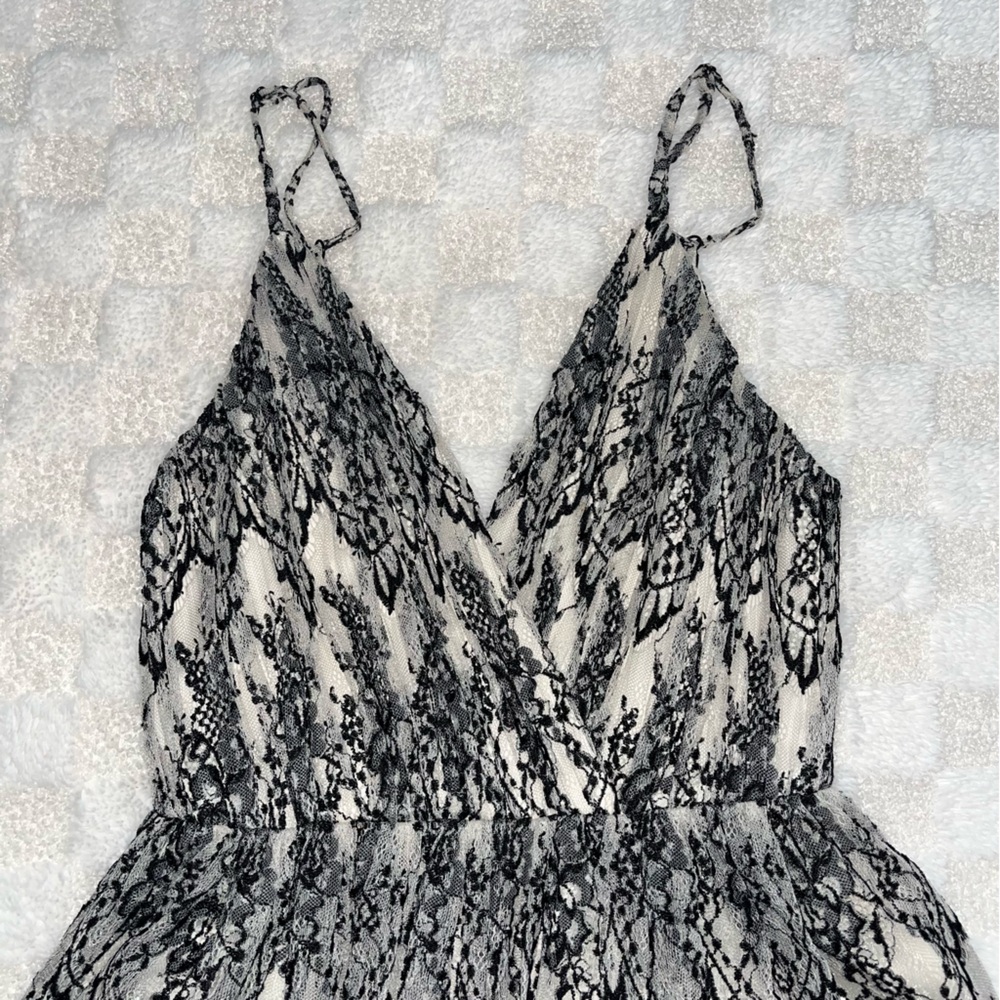 Alice + Olivia Women’s Lace Mesh Lined V-Neck Cocktail Dress • Size 4 - Picture 2 of 15